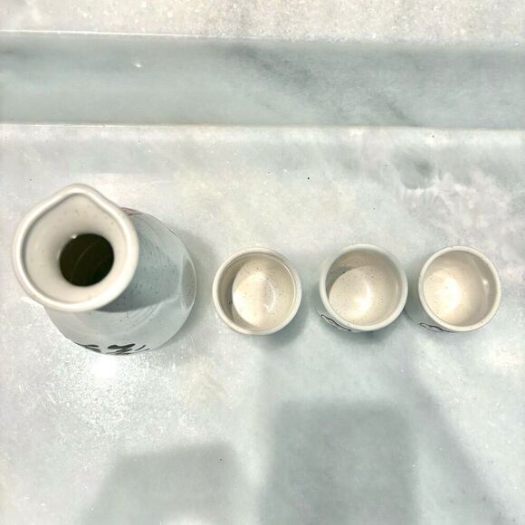 Lucky Cat Japanese 1 Tokkuri Bottle and 3 Ochoko Cups  Ceramic Sake Set Cream OS - Picture 5 of 5